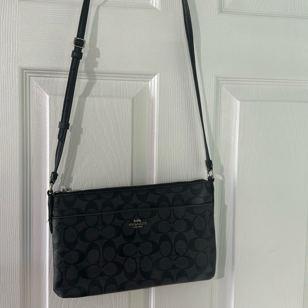 COACH SIGNATURE CROSSBODY HANDBAG EUC - Picture 3 of 8